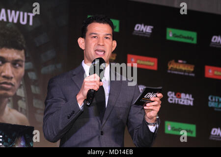 Pasay City, Philippinen. 17 Apr, 2018. Der Moderator der Pressekonferenz begrüßt die Mitglieder der Medien an den Start eines: Helden der Ehre. Credit: Dennis Jerome Acosta/Pacific Press/Alamy leben Nachrichten Stockfoto