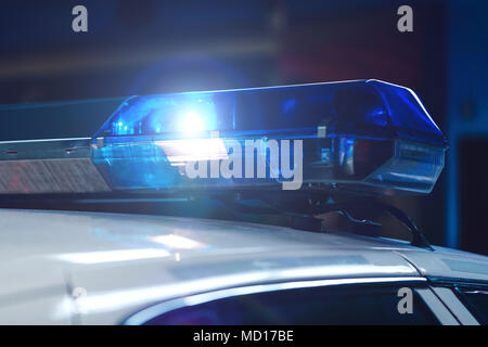 Polizei in der Nacht im Auto mit Blau Sirene Blinker. Siren Polizei Auto blinkt, close-up. Polizei Licht und Sirene auf dem Auto in Aktion. Stockfoto