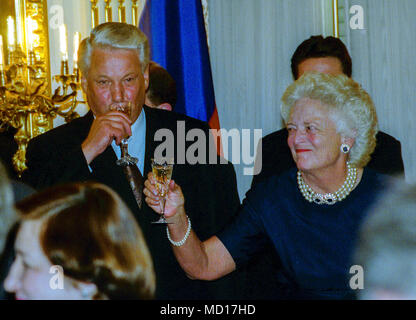 Washington, DC., USA, Juni 17, 1992 Der russische Präsident Boris Jelzin und United States First Lady Barbara Bush halten Weingläser, wie sie sich vorbereiten, einen Toast auf den Staat Abendessen in der Russischen Botschaft zu Ehren von Präsident George W. Bush hielt zu bieten Stockfoto