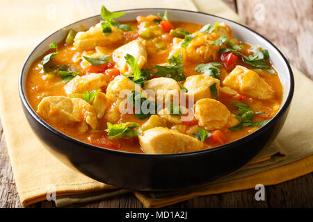 Bobo Hühnereintopf mit yuca, Zwiebel und Pfeffer in Kokosmilch close-up in einer Schüssel auf dem Tisch. Horizontale Stockfoto