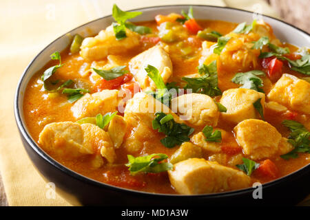 South American Food: Bobo Huhn Eintopf mit Gemüse in Kokosmilch close-up in eine Schüssel. Horizontale Stockfoto