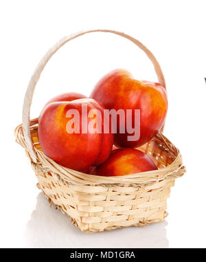 Pfirsiche in einem Weidenkorb isoliert Stockfoto