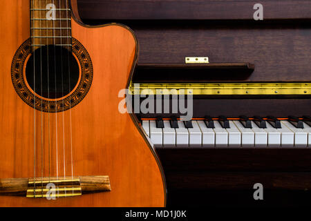 Nahaufnahme der klassischen Gitarre über Piano keys für Musik Hintergrund mit Kopie Raum Stockfoto