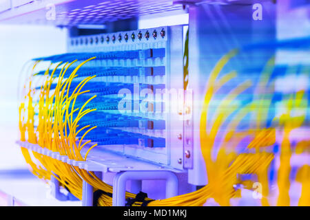 Lwl-Kabel an ein LWL Ports angeschlossen Stockfoto