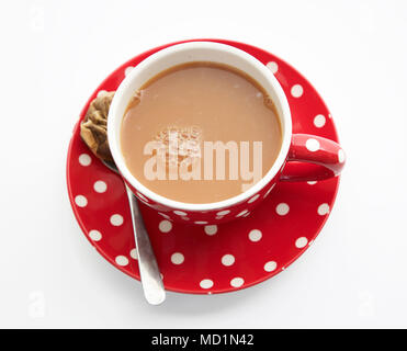 Große Tasse Tee in eine rote Schale mit weißen Punkten Stockfoto