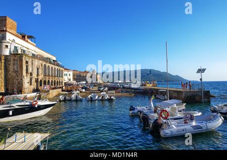 Santa Maria di Castellabate, Kampanien, Italien, 15. August 2016. Die Marina mit Touristenbooten und kleinen Fischerbooten. Stockfoto