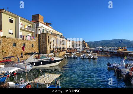 Santa Maria di Castellabate, Kampanien, Italien, 15. August 2016. Die Marina mit Touristenbooten und kleinen Fischerbooten. Stockfoto