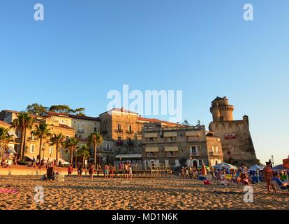 Santa Maria di Castellabate, Kampanien, Italien, 15. August 2016. Der Strand übersehen durch den Turm von Il Palazzo Belmonte. Stockfoto