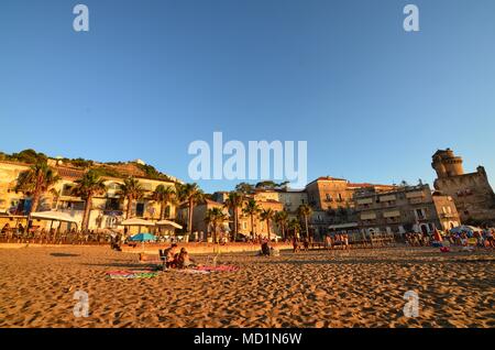 Santa Maria di Castellabate, Kampanien, Italien, 15. August 2016. Der Strand übersehen durch den Turm von Il Palazzo Belmonte. Stockfoto