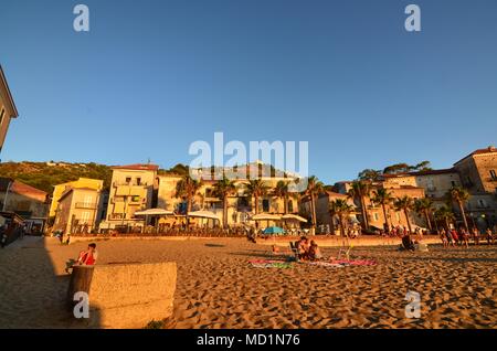 Santa Maria di Castellabate, Kampanien, Italien, 15. August 2016. Der Strand übersehen durch den Turm von Il Palazzo Belmonte. Stockfoto