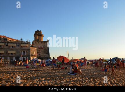 Santa Maria di Castellabate, Kampanien, Italien, 15. August 2016. Der Strand übersehen durch den Turm von Il Palazzo Belmonte. Stockfoto