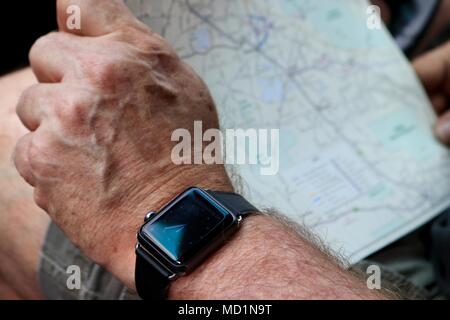 Geschäftsmann Reisenden mit schwarzen Smart watch beim Lesen der Roadmap in Auto geparkt Stockfoto