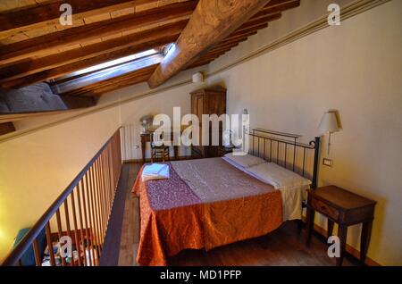 San Gimignano, Italien, Region Toskana. 14. August 2016. In einem typischen Bauernhaus zum Mieten für Touristen genutzt. Decke mit freiliegenden Holzbalken. Stockfoto