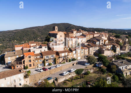 Frankreich, Provence-Alpes-Cote d'Azur, Var, Luftaufnahme von Gassin Village, beschriftet Les Plus beaux villages de France (Schönste Vill Stockfoto