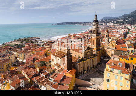 Menton, Altstadt Häuser und Meer am Morgen, Côte d'Azur Stockfoto