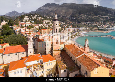 Menton, Altstadt Häuser und Meer am Morgen, Côte d'Azur Stockfoto