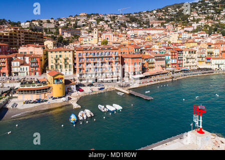 Luftaufnahme von Villefranche-sur-Mer, einem berühmten Dorf an der französischen Riviera Stockfoto