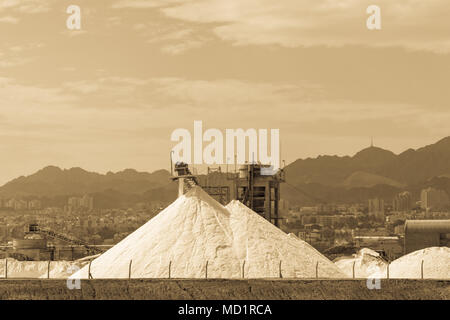 Weiß Pyramiden mit natürlichen organischen Meersalz, Salz arbeitet auf Werk in der Nähe von Eilat in Israel. Stockfoto