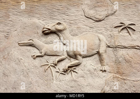 Dinosaurier bas-relief an der Wand. Stockfoto