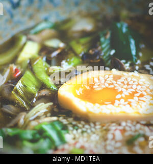 Ramen Suppe in der Schüssel. Reichen geschmack Hühnerbrühe mit Miso einfügen, gegrilltes Teriyaki Huhn, Lauch, Pilze, eingelegte Eier, Eiernudeln, Zwiebel, Chilli pe Stockfoto