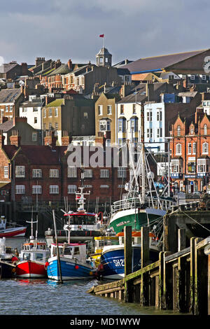 Scarborough Hafens Anlegestellen. Eine Sammlung von Fischerbooten vor dem Hintergrund von Meer Gebäude der Stadt gesehen. Stockfoto