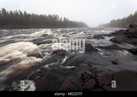 Grenzfluss zwischen Finnland und Schweden in Muonio, Lappland, Finnland. Schweden in Finnland auf der linken und auf der rechten Seite. Stockfoto