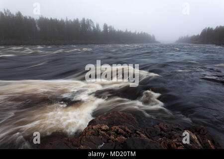 Grenzfluss zwischen Finnland und Schweden in Muonio, Lappland, Finnland. Schweden in Finnland auf der linken und auf der rechten Seite. Stockfoto