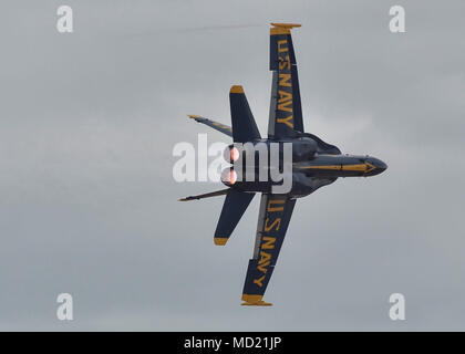 180310-N-ZC 358-131 NAF EL Centro, Kalifornien (10. März 2018) Blue Angels Lead solo Pilot, Lieutenant Tyler Davies, führt ein Minimum Radius Drehen während der NAF El Centro 2018 Air Show. Der Blaue Engel sind geplant mehr als 60 Demonstrationen an mehr als 30 Standorten in den USA im Jahr 2018 durchzuführen. (U.S. Marine Foto von Mass Communication Specialist 2. Klasse Jess Grau/Freigegeben) Stockfoto