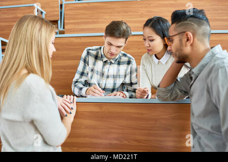 Studenten arbeiten zusammen in der Klasse Stockfoto