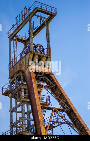 Alten rostigen Bergbau heben Stockfoto