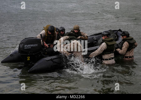 Us-Marines mit II Marine Expeditionary Force und Marine Raider Regiment ein Kampf Gummi Streifzüge Handwerk während der Steuermann Kurs in Camp Lejeune, N.C., 7. März 2018. Die Marines durchgeführt Neben Bohrer als Teil ihrer Steuermann Qualifikationen Kurs die Fähigkeit von Fahrwerk und Personal vom Schiff mit einem Crrc während eines taktischen Szenario zu Schiff besser zu stellen. Einheiten, die an der Schulung nahmen inbegriffen Expeditionary Operations Training Gruppe, 8. Unterstützung der Techniker Bataillon und 2 Air Naval Geschützfeuer Liaison Unternehmen. (U.S. Marine Corps Foto von Lance Cpl. Leynard Kyle Pla Stockfoto