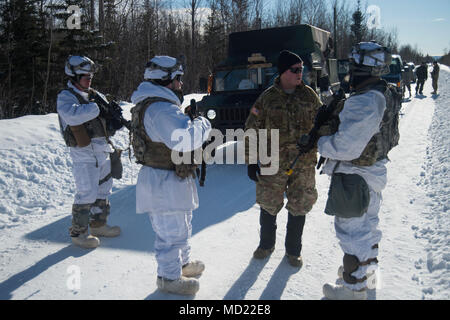 Generalmajor Mark O'Neil, Befehlshaber der US-Army in Alaska, spricht mit den Soldaten aus der dritten Bataillon, 21 Infanterie Regiment, 13. März, bei einem Besuch in Clear Air Force Station als Teil der US-Armee Alaska Joint Force Land Befehl Komponente zur Unterstützung der alaskischen Befehl übung Arctic Edge 18 unter der Aufsicht des US Northern Command durchgeführt. Arctic Edge 2018 Ist eine Biennale, groß angelegte, gemeinsame - Training, Vorbereitung und Tests, die Fähigkeit des US-Militärs taktisch in der extremen Kälte - Wetter in arktischen Umgebungen zu betreiben. (U.S. Marine Foto von Masse Kommuniz Stockfoto