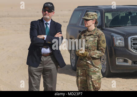 Der US-Botschafter in Kuwait, Lawrence R. Silverman, spricht mit lieut. Kol. Katie Matthäus, Commander, Camp Buehring & BSTB ASG-Kuwait, 8. März 2018 Udari Bereich Komplex in der Nähe von Camp Buehring, Kuwait. Die 797 . Ordnance Company (EOD), Fort Hood, Texas, leitete eine Reihe Entsorgung von Vier gepanzerte Fahrzeuge mit 80 155 mm ER Geschosse. Die US-Botschaft - Kuwait die Vier gepanzerte Fahrzeuge für die Entsorgung in Übereinstimmung mit der Abteilung der Staatlichen Vorschriften und unter der Voraussetzung, Ausbildung und Prüfung für die 797 Th. (U.S. Armee Foto von Sgt. Thomas X. Crough, USARCENT PAO) Stockfoto