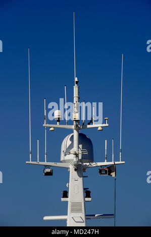 Yachten und SUPERYACHTEN ANTENNENMAST - SATELLITEN KUPPELN - BOOTE RADAR - GPS-Navigation - NAVIGATIONSSYSTEM - YACHTEN CANNES FRANKREICH © F. BEAUMONT Stockfoto