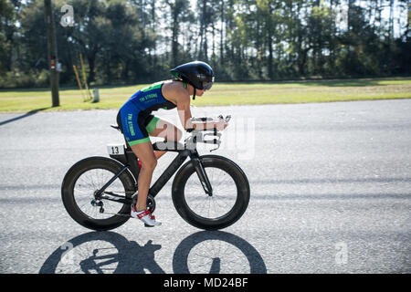 Ein Wettbewerber Fahrräder während der 10 Kilometer Fahrrad Teil der Parris Island Triathlon 10. März auf Parris Island, S.C. Die 10 km Route nahm die Mitbewerber aus den Kampf Schwimmen Tank zu Waffen und Ausbildungsmaßnahmen Bataillon, dann zu den Legenden Golfplatz und zurück in den Tank schwimmen. (Foto von Lance Cpl. Carlin Warren) Stockfoto