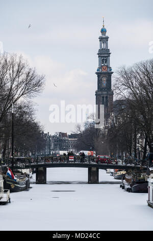 Atemberaubende Aussicht auf Amsterdam Canal mit Schnee während des Kalten wave im Februar 2018 auf einen sehr kalten Winter Tag eingefroren. Stockfoto