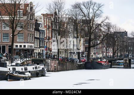 Herrlichen Blick auf die Grachten und Haus Boot mit Schnee während der Kaeltewelle in Februar 2018 auf einen sehr kalten Winter Tag eingefroren. Stockfoto