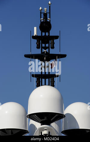 Yachten und SUPERYACHTEN ANTENNENMAST - SATELLITEN KUPPELN - BOOTE RADAR - GPS-Navigation - NAVIGATIONSSYSTEM - YACHTEN CANNES FRANKREICH © F. BEAUMONT Stockfoto