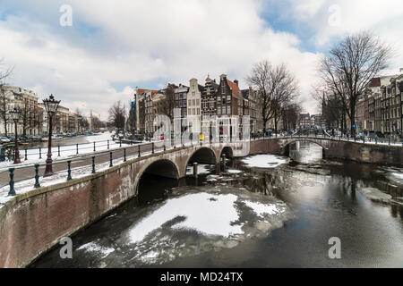 Atemberaubende Aussicht auf Amsterdam Canal mit Schnee während des Kalten wave im Februar 2018 auf einen sehr kalten Winter Tag eingefroren. Stockfoto