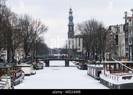 Atemberaubende Aussicht auf Amsterdam Canal mit Schnee während des Kalten wave im Februar 2018 auf einen sehr kalten Winter Tag eingefroren. Stockfoto