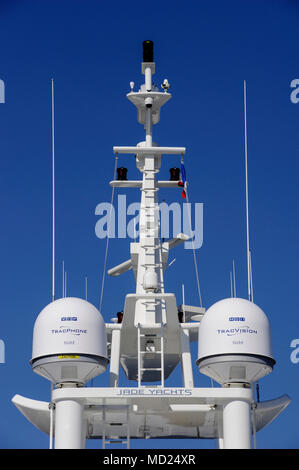 Yachten und SUPERYACHTEN ANTENNENMAST - SATELLITEN KUPPELN - BOOTE RADAR - GPS-Navigation - NAVIGATIONSSYSTEM - YACHTEN CANNES FRANKREICH © F. BEAUMONT Stockfoto