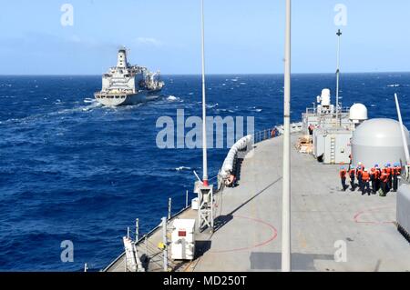 180313-N-QR 145-020 MITTELMEER (13. März 2018) Die Blue Ridge-Klasse Command und Control Schiff USS Mount Whitney (LCC 20) Ansätze flotte Auffüllung öler USNS Patuxent (T-AO 201) eine Auffüll-anforderung durchzuführen - auf See - März 13., 2018. Mount Whitney, Vorwärts- und Gaeta, Italien eingesetzt, arbeitet mit einer kombinierten Mannschaft der US Navy Military Sealift Command Segler und öffentlichen Dienst Seemänner. (U.S. Marine Foto von Mass Communication Specialist 3. Klasse Krystina Coffey/Freigegeben) Stockfoto