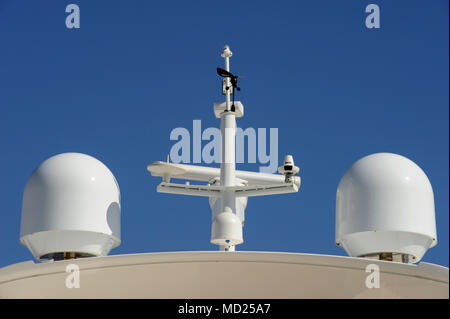 Yachten und SUPERYACHTEN ANTENNENMAST - SATELLITEN KUPPELN - BOOTE RADAR - GPS-Navigation - NAVIGATIONSSYSTEM - YACHTEN CANNES FRANKREICH © F. BEAUMONT Stockfoto