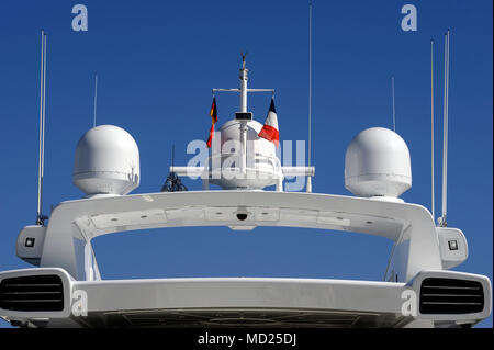 Yachten und SUPERYACHTEN ANTENNENMAST - SATELLITEN KUPPELN - BOOTE RADAR - GPS-Navigation - NAVIGATIONSSYSTEM - YACHTEN CANNES FRANKREICH © F. BEAUMONT Stockfoto