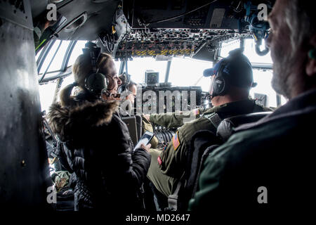 Die "Leadership Unlimited' Group verbindet die Flugzeugbesatzung, wie es fliegt auf einer C-130H Hercules, März 8, 2018, an der 179th Airlift Wing, Mansfield, Ohio. Führung Unlimited ist die Richland County nach Leadership Programm die Nutzung der Grafschaft als Klassenzimmer zu erkunden, Probleme, Herausforderungen und Chancen, die unsere Wirtschaft und Gemeinschaft. (U.S. Air National Guard Foto von Tech. Sgt. Joe HarwoodReleased) Stockfoto