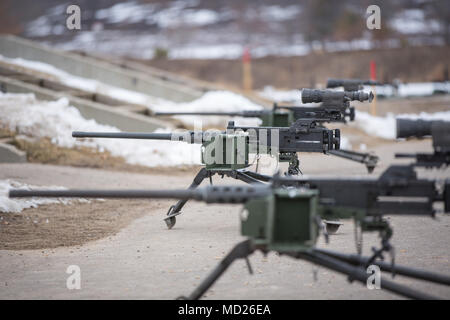 M 2 Maschinengewehre sitzen hinter der Schusslinie während des Betriebs Cold Steel am Fort McCoy, Wis., 11. März 2018. Betrieb Cold Steel ist der US-Armee finden Crew - Serviert Waffen Qualifizierung und Validierung ausüben, um sicherzustellen, dass America's Army Reserve Einheiten und Soldaten ausgebildet sind und bereit, auf kurze bereitstellen - Bekanntmachung als Teil bereit, Kraft X und überall in der Welt bekämpfen - bereit und tödlichen Feuerkraft zur Unterstützung der Armee und unsere gemeinsamen Partner bringen. (U.S. Armee finden Foto von SPC. John Russell/86th Abteilung Weiterbildung) Stockfoto