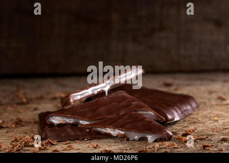 In der Nähe von dunklen Schokolade mit Minze Creme auf Holz- Hintergrund Stockfoto