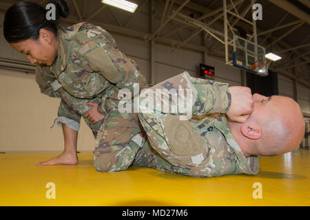 Us-Armee SPC. Danika Nolan, Greifzangen mit Staff Sgt. Heriberto Nieves, während der Gemeinsame taktische Combatives Course, auf chièvres Air Base, Belgien, 9. März 2018. Nolan und Nieves sind mit der US-Armee Netzwerk Enterprise Center Belgien, 39 strategisches Signal Battalion. (U.S. Armee Foto von visuellen Informationen Spezialist Pierre-Etienne Courtejoie) Stockfoto