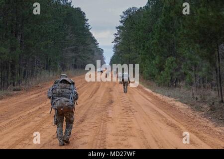 Fort Stewart, Ga., 7. März 2018 - Georgia Armee nationale Scots Guards start Anfang der 12-Mile Road März Ereignis während der 2018 Georgien Army National Guard besten Krieger Wettbewerb. Der 12-Mile Road März Ereignis Maßnahmen die Ausdauer der Wettbewerber (Georgia Army National Guard Foto: Staff Sgt. R.J. Lannom Jr) Stockfoto