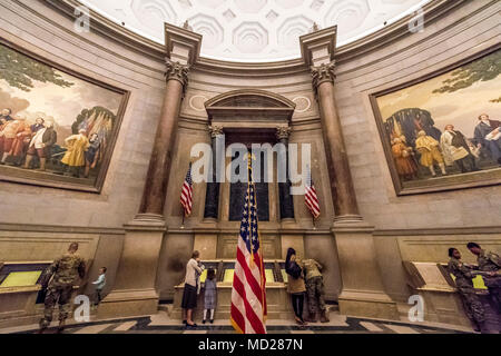 WASHINGTON, D.C. - (13. März 2018) - - Soldaten des Belvoir Krankenhaus US Army Troop Element-South stolz den Eid von Re - Eintragung in der Rotunde des National Archives März 13, 2018. Das Belvoir Hospital ist ein 120-Betten, 1,3 Millionen Quadratmeter großen militärischen Gemeinschaft Krankenhaus, das eine Bevölkerung von 250.000 Mitarbeiter mit über 100.000 eingetragenen Empfangen von stationären und Specialty Care Services um 55 Spezialgebiet Kliniken unterstützt, ein Krieger Pavillon (für den Kampf verletzt/verletzt/krank), stationäre Neigungen Programm und drei Satelliten-Familie Gesundheit Mitten im Pentagon dient, Stockfoto